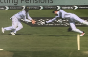 not out neither player caught the ball